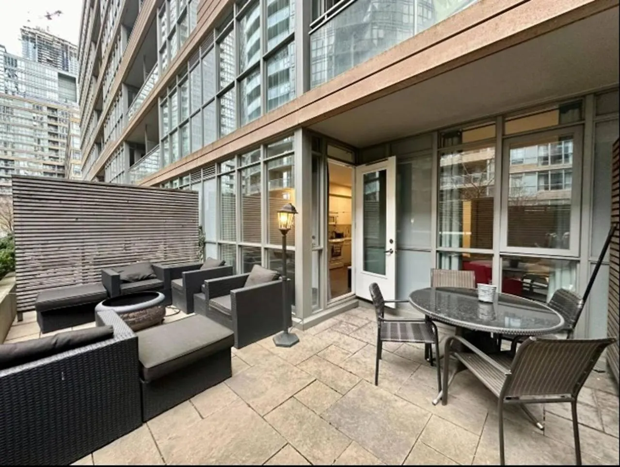 Kingbed & Bunkbed & Terrace Apartment Toronto Canada