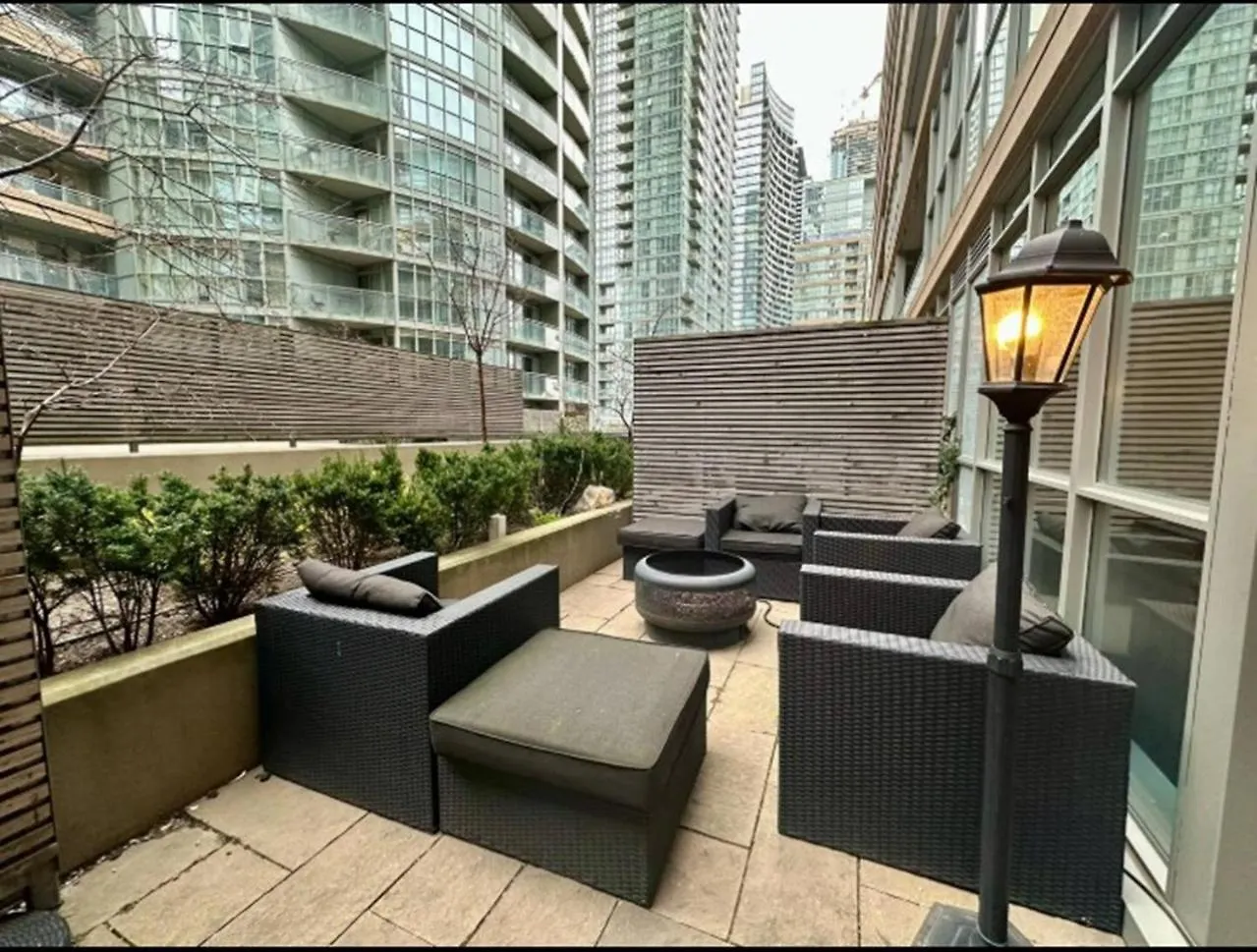 Kingbed & Bunkbed & Terrace Apartment Toronto Canada